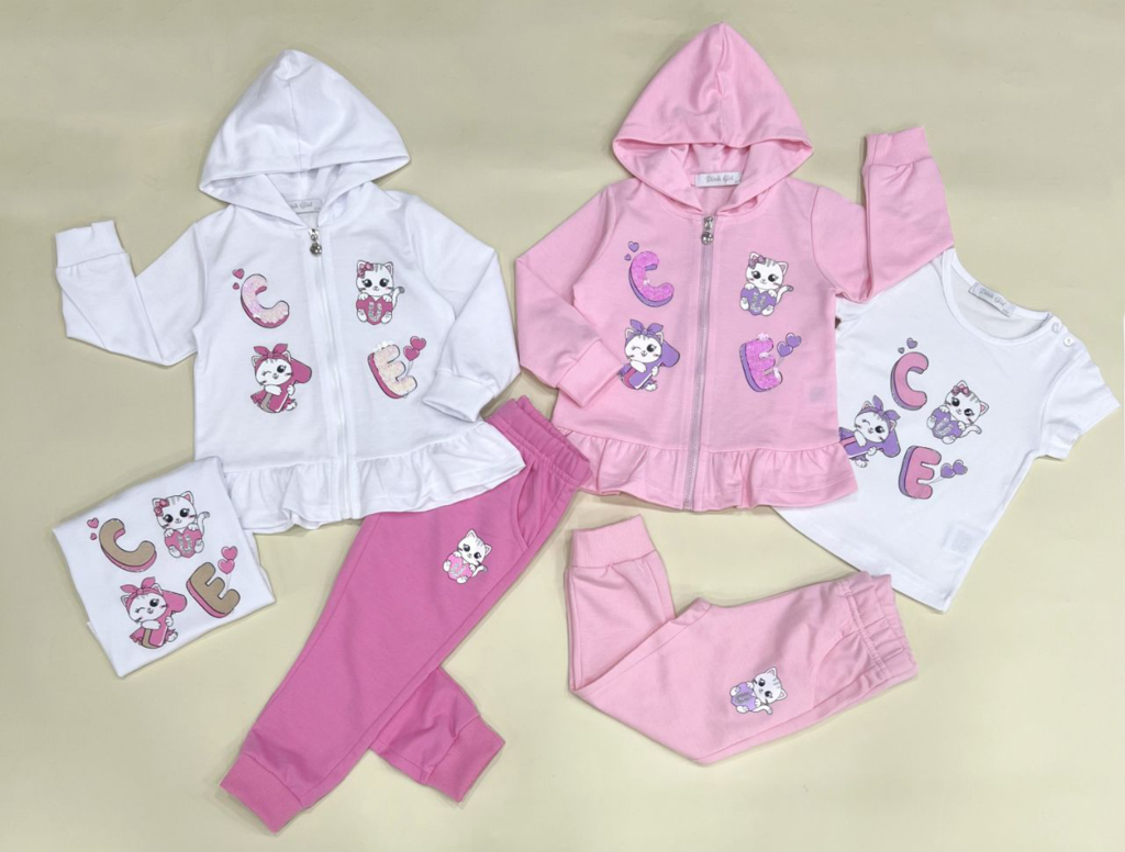 Completino da bambina con gattini