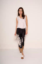 Pantalone cropped dalla stampa esotica