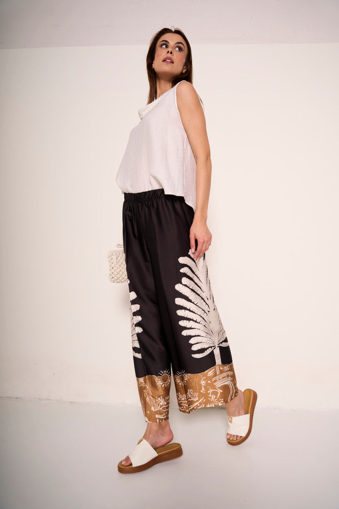 Pantalone cropped dalla stampa esotica
