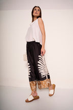 Pantalone cropped dalla stampa esotica
