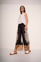 Pantalone cropped dalla stampa esotica