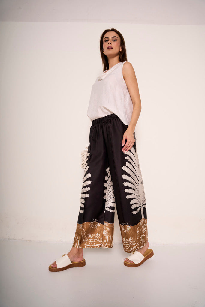 Pantalone cropped dalla stampa esotica