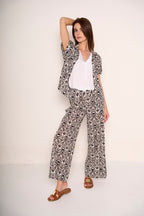 Pantalone largo con fantasia geometrica