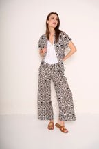 Pantalone largo con fantasia geometrica