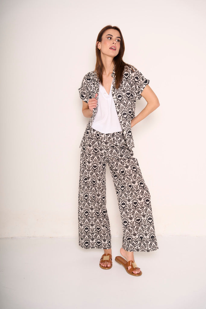 Pantalone largo con fantasia geometrica