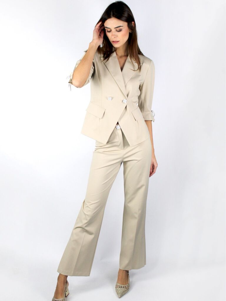 Pantalone a zampa con bottone gioiello