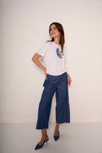 Pantaloni cropped con elastico in vita e strass