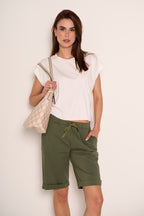 Pantaloncino verde militare con lacci in vita