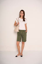 Pantaloncino verde militare con lacci in vita