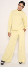 Carica l&#39;immagine nel visualizzatore di Gallery, Pantalone ampio giallo chiaro
