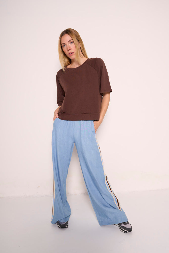 Pantaloni palazzo azzurri con bande laterali