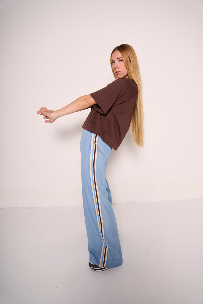 Pantaloni palazzo azzurri con bande laterali