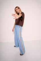 Pantaloni palazzo azzurri con bande laterali