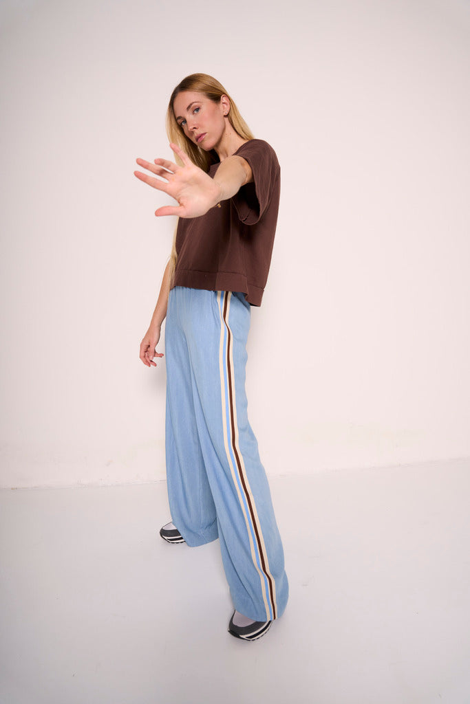 Pantaloni palazzo azzurri con bande laterali