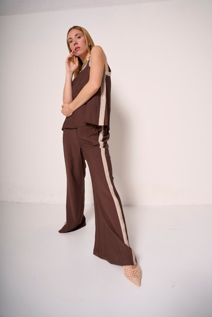 Pantalone ampio marrone con fascia laterale