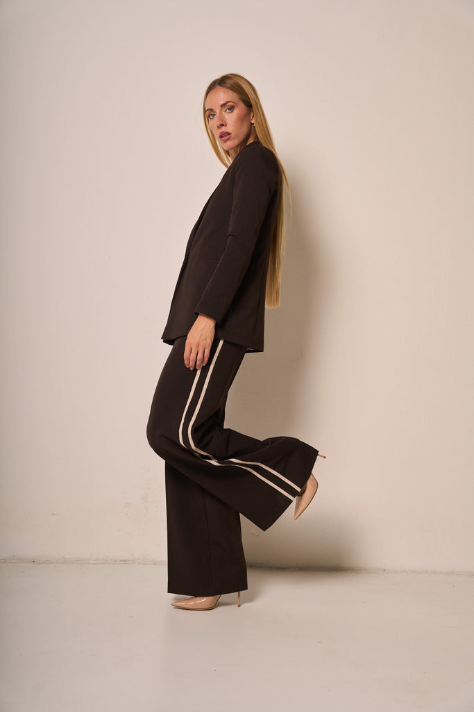 Pantalone ampio con bande laterali