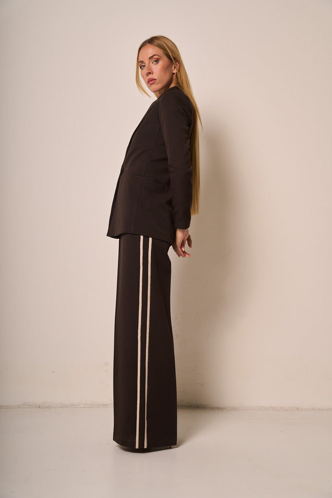 Pantalone ampio con bande laterali