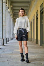 Carica l'immagine nel visualizzatore di Gallery, Shorts ecopelle
