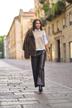 Carica l&#39;immagine nel visualizzatore di Gallery, Pantalone ecopelle con gamba dritta
