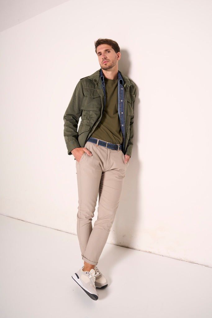 Pantaloni con tasche americane e dettagli a contrasto