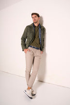 Pantaloni con tasche americane e dettagli a contrasto