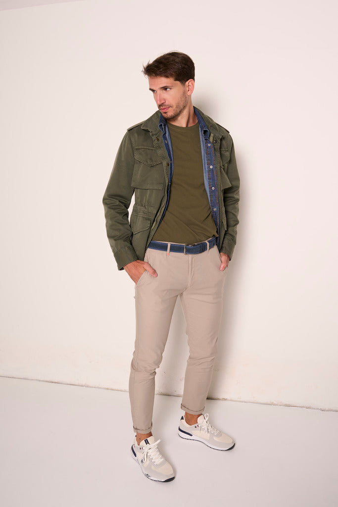 Pantaloni con tasche americane e dettagli a contrasto