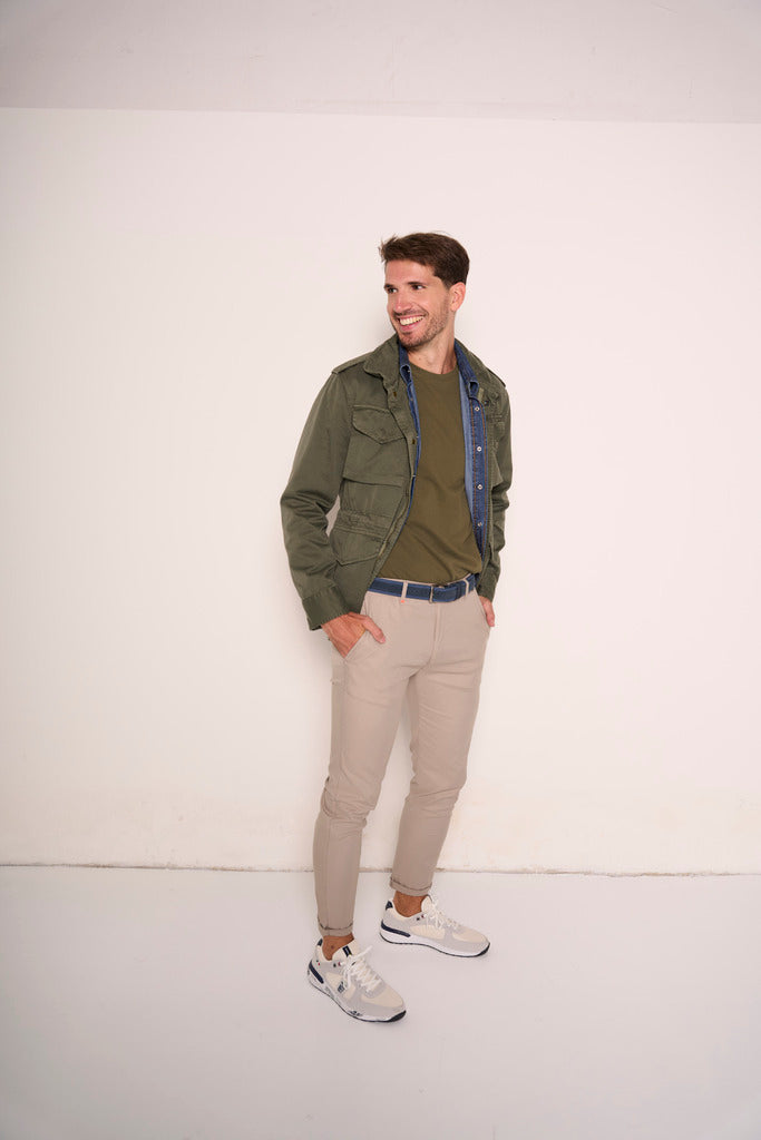 Pantaloni con tasche americane e dettagli a contrasto