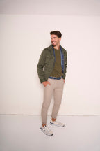 Pantaloni con tasche americane e dettagli a contrasto