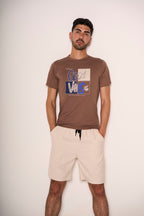 Pantaloncini beige con coulisse a contrasto e trama a righe sottili