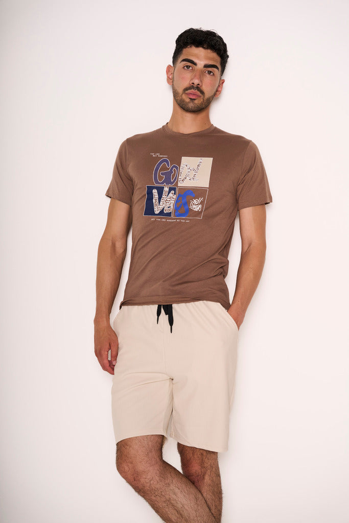 Pantaloncini beige con coulisse a contrasto e trama a righe sottili