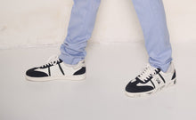 Carica l&#39;immagine nel visualizzatore di Gallery, Sneakers bianche e blu &quot;Marina Militare&quot; con dettagli grafici
