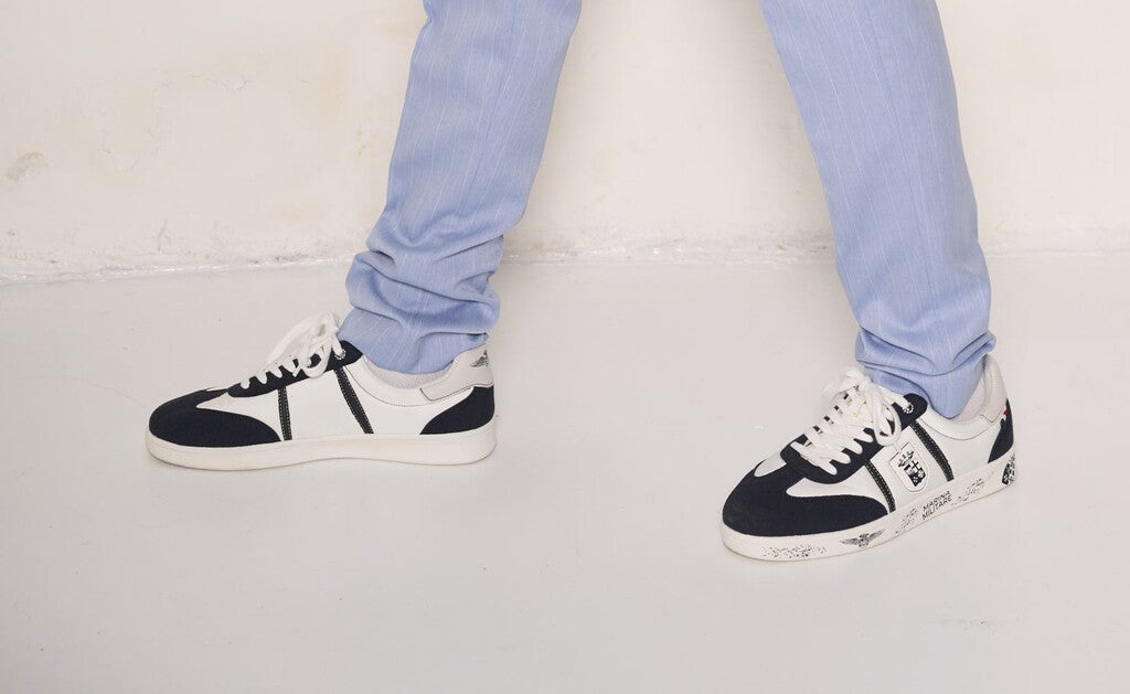 Sneakers bianche e blu "Marina Militare" con dettagli grafici