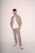 Sneakers bianche con suola in gomma e lacci a contrasto