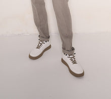 Carica l&#39;immagine nel visualizzatore di Gallery, Sneakers bianche con suola in gomma e lacci a contrasto
