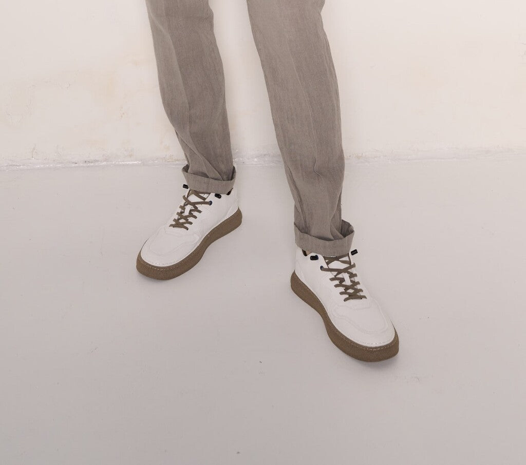 Sneakers bianche con suola in gomma e lacci a contrasto