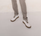 Sneakers bianche con suola in gomma e lacci a contrasto