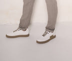 Sneakers bianche con suola in gomma e lacci a contrasto