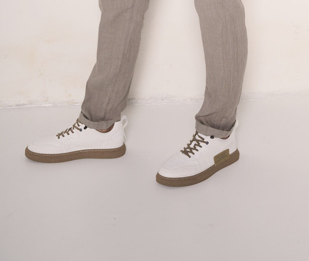 Sneakers bianche con suola in gomma e lacci a contrasto