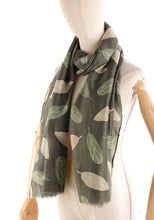 Carica l'immagine nel visualizzatore di Gallery, Sciarpa Donna – Fantasia Foglie
