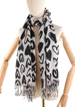 Carica l'immagine nel visualizzatore di Gallery, Sciarpa Donna – Fantasia Cuori, Modello Morbido con Frange
