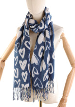 Carica l'immagine nel visualizzatore di Gallery, Sciarpa Donna – Fantasia Cuori, Modello Morbido con Frange
