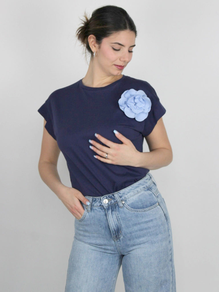 T-shirt con fiore in rilievo
