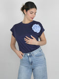 T-shirt con fiore in rilievo