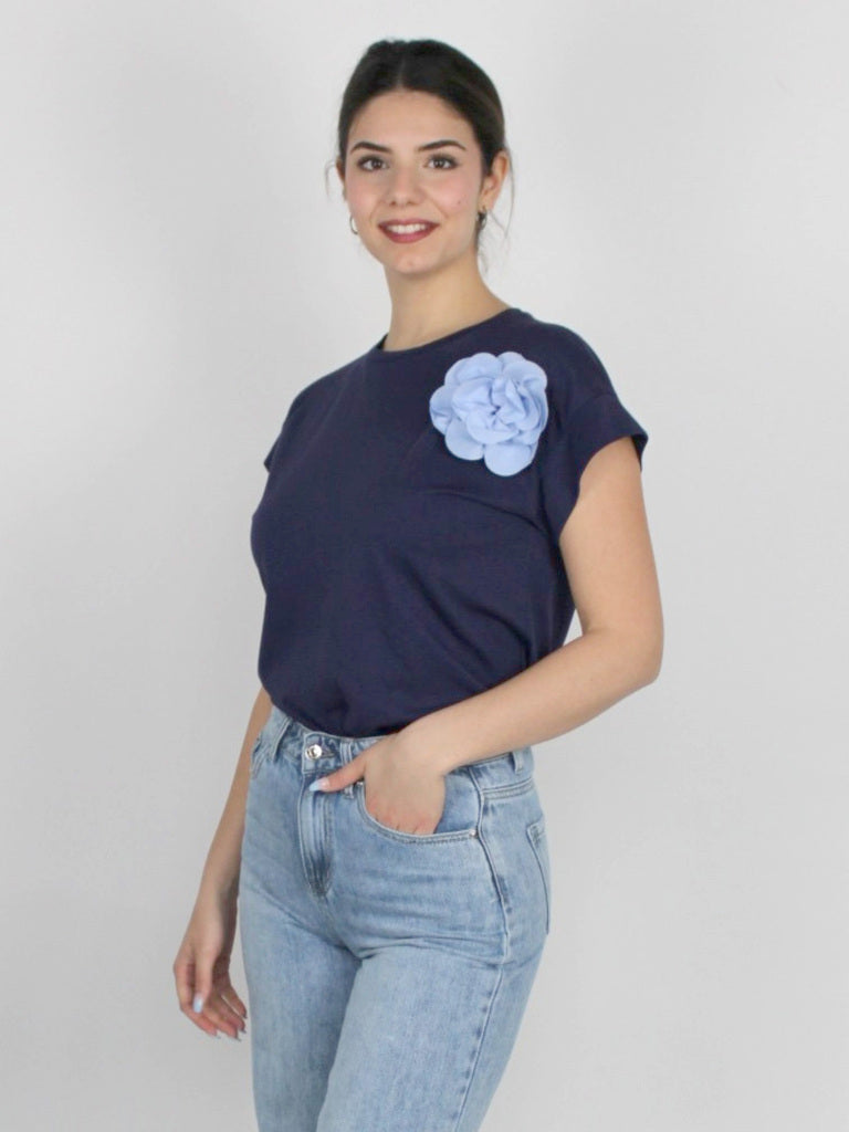 T-shirt con fiore in rilievo
