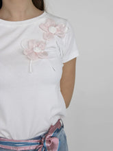 Carica l&#39;immagine nel visualizzatore di Gallery, T-shirt con fiori applicati
