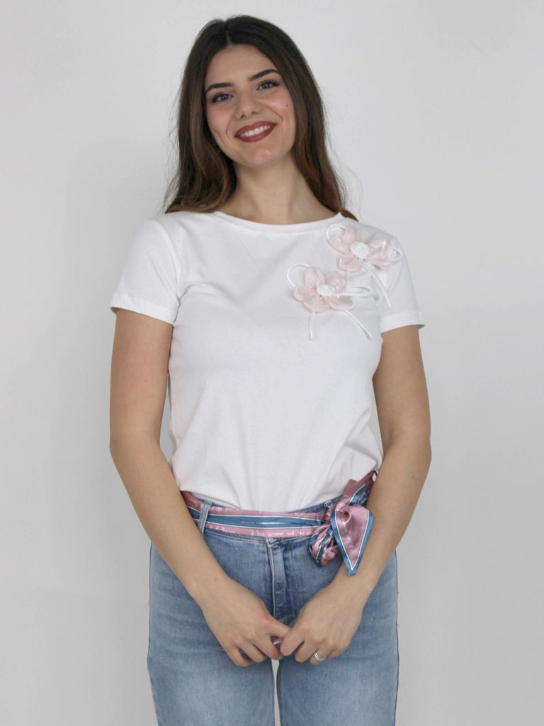 T-shirt con fiori applicati