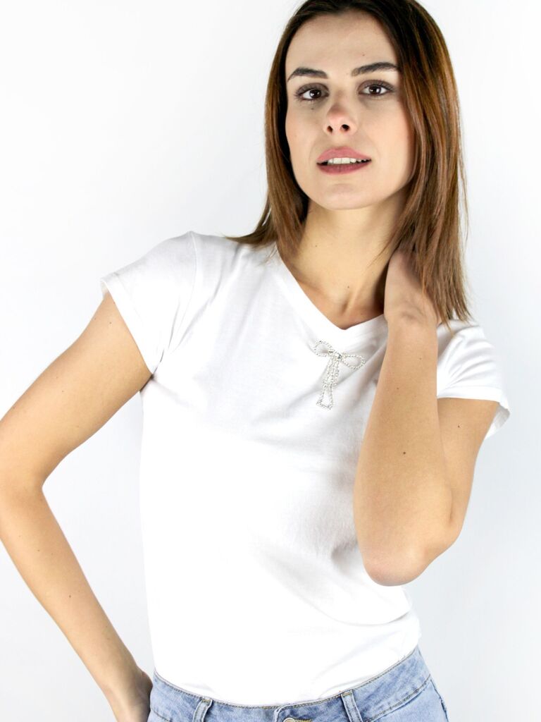 T-shirt con spilla fiocco e strass