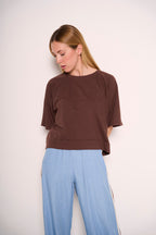 T-shirt boxy marrone in cotone con taglio sartoriale