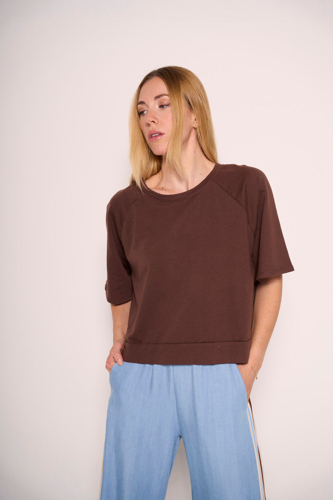T-shirt boxy marrone in cotone con taglio sartoriale