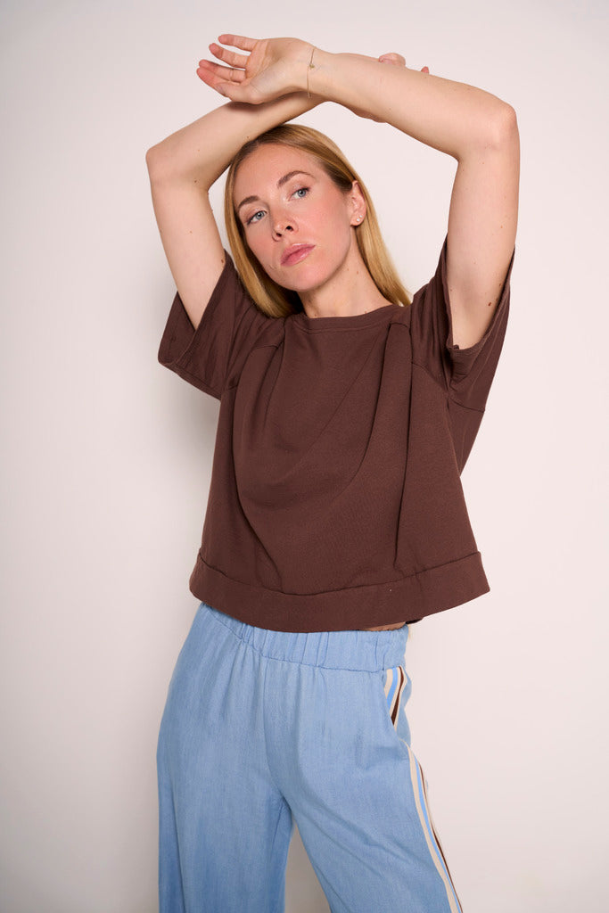 T-shirt boxy marrone in cotone con taglio sartoriale